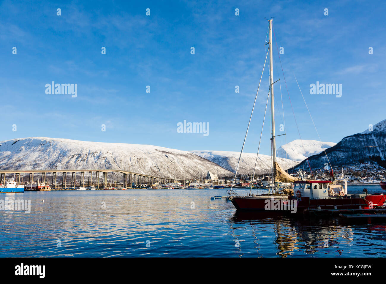 Pont de Tromso, Norvège et le port. Banque D'Images