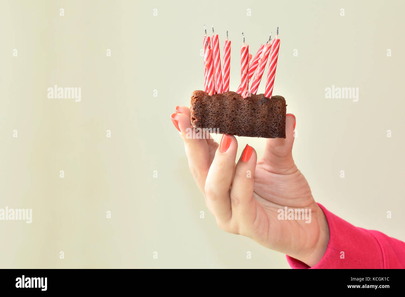 Woman S Hand Holding A Peu De Gateau Au Chocolat Avec Un Tas De Bougies Sur Elle Photo Stock Alamy