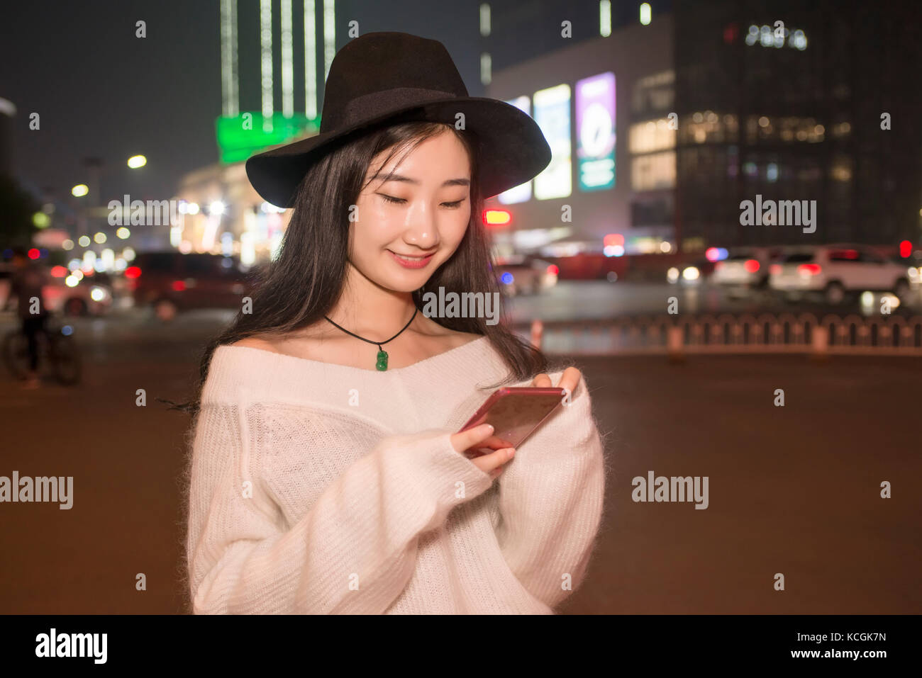 Belle femme parlant au téléphone cellulaire rues la nuit Banque D'Images