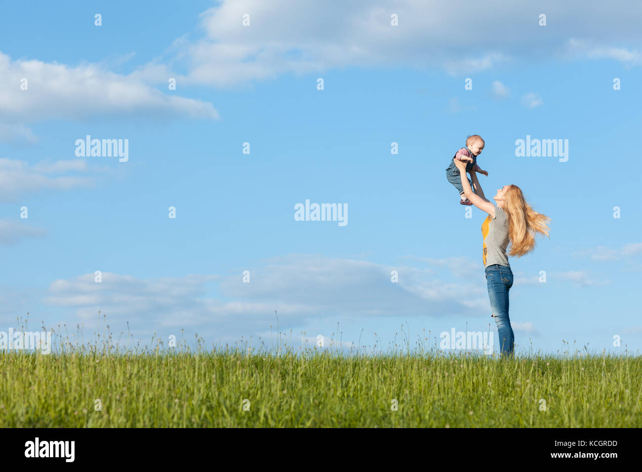 Maman se promène avec son bébé. maman bébé jette Banque D'Images