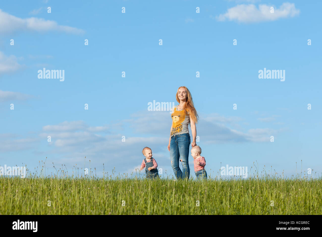 Jeune mère de deux enfants à marcher le long de la skyline Banque D'Images
