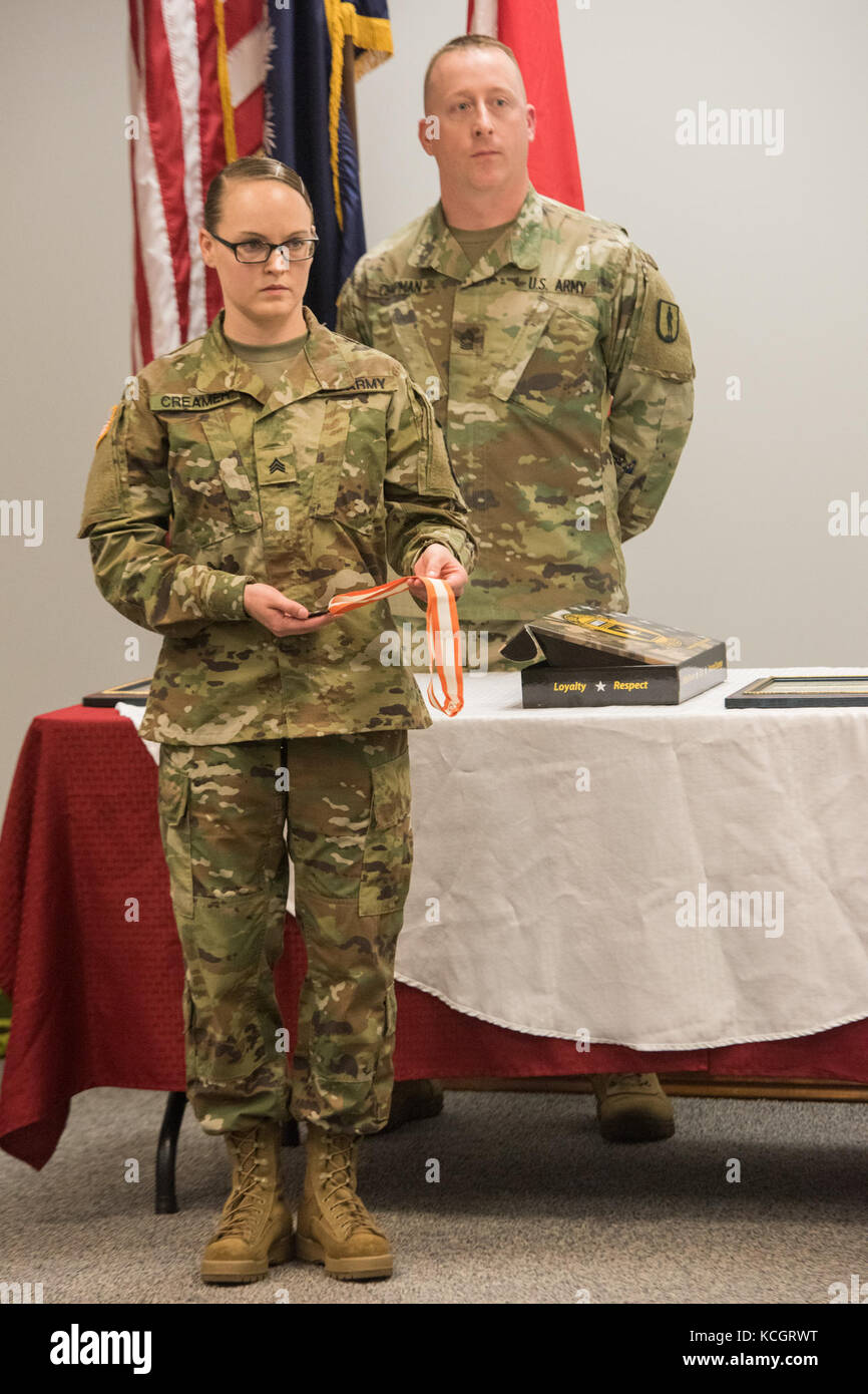 Col de l'armée américaine. david d. coldren, officier des transmissions et chef de la garde nationale de Caroline du Sud pour les initiatives, prend sa retraite au cours d'une cérémonie tenue à l'immeuble du siège des forces conjointes de Columbia, Caroline du Sud, le 8 juillet 2017. coldren commença sa carrière militaire en 1987, au service de 2 ans, à la garde nationale de Floride, 8 ans dans la garde nationale de l'indiana, qui a abouti à 18 ans dans la garde nationale de Caroline du Sud. (U.s. Army National Guard photo par le sgt Brian calhoun). Banque D'Images