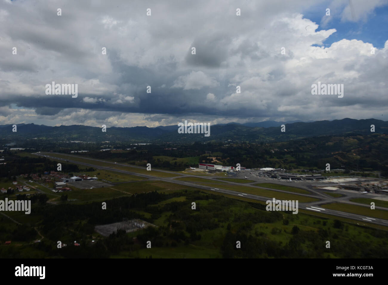 Photos aériennes de Colombie, Amérique du Sud. L’Armée de l’air des États-Unis a participé à l’exposition aérienne de quatre jours, avec deux F-16 de la Garde nationale de l’air de Caroline du Sud comme expositions statiques, plus des expositions statiques d’un KC-135, KC-10, ainsi qu’une démonstration aérienne F-16 par l’équipe de démonstration Viper East du Commandement de combat aérien. La participation militaire des États-Unis au salon aérien offre l'occasion de renforcer nos relations militaires avec nos partenaires régionaux et offre l'occasion de rencontrer nos homologues colombiens de la force aérienne et de faciliter l'interopérabilité, qui peut être exercée dans f Banque D'Images