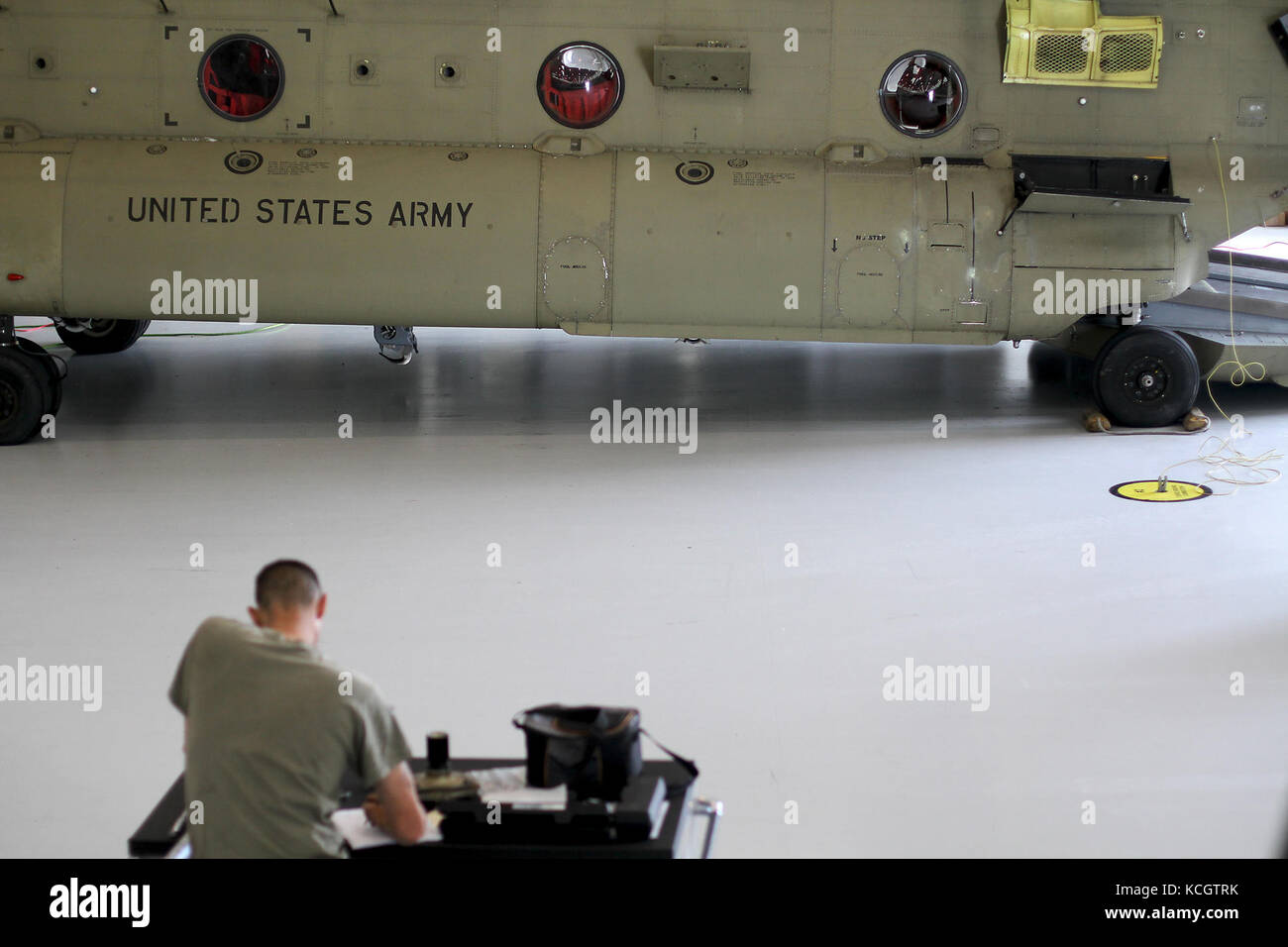 Les soldats de l'armée américaine avec 2e bataillon, 59e commandement des troupes d'aviation, la garde nationale de Caroline du Sud, effectuer les opérations de maintenance et de formation de compétence sur un CH-47F Chinook lourd hélicoptère cargo, le 25 mai 2017, L.C. (facilité de soutien de l'aviation de l'armée n.2, Greenville, S.C., tandis que le personnel de maintenance a travaillé sur un appareil d'inspection 200 heures (n. 05-0815), d'autres équipages axée sur les vols VFR et IFR, jour et nuit, les opérations aériennes. (U.s. Army National Guard photo prise par le s.. roberto di giovine/libérés) Banque D'Images