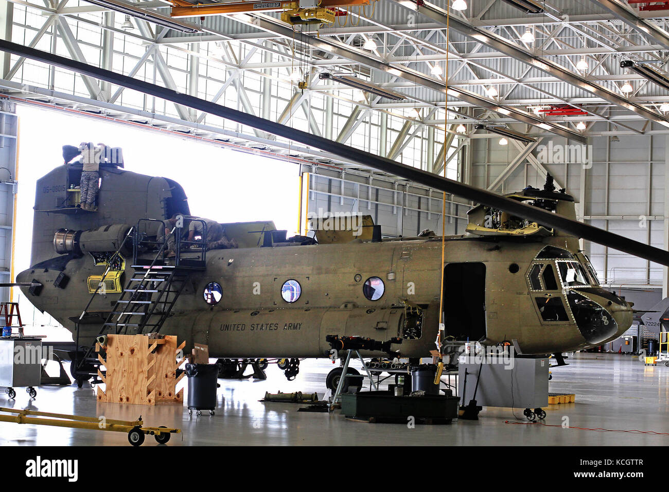 Le 1er Bataillon, 178e Artillerie de campagne de la Garde nationale de Caroline du Sud a mené un exercice de tir direct au centre d'entraînement McCrady à Eastover, Caroline du Sud le 21 novembre 2015. L'exercice est le point culminant de toute autre formation menée par le bataillon avec le système d'artillerie M109A6 155m. (ÉTATS-UNIS Photo de la Garde nationale de l'armée par le Sgt. Tashera Pravato, 108e PAD/ publié) Banque D'Images