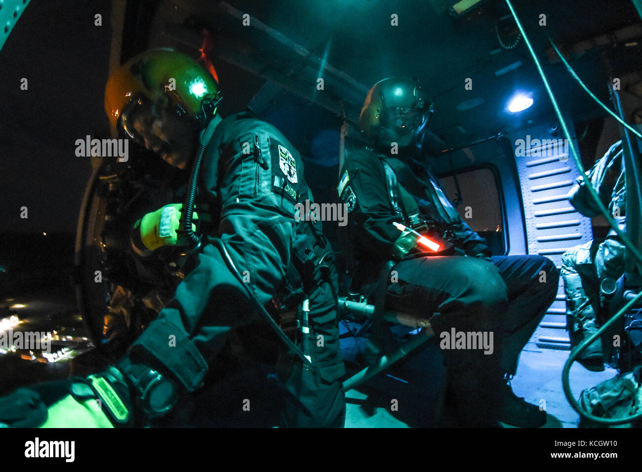 Les soldats de la garde nationale de Caroline du Sud et le service d'incendie/ems sauveteurs avec l'équipe de sauvetage aquatique hélicoptère l.c. (sc-hart), L.C. (programme de recherche et de sauvetage en milieu urbain (1 Groupe de travail sc-TF1), effectuer la formation en sauvetage à bord d'un Black Hawk UH-60l'hélicoptère utilitaire de transport moyen et une luh-72a, multi-mission de la lumière, à l'hélicoptère utilitaire-l.c. fire academy campus, Columbia, Caroline du Sud, 30 mai au 5 juin 2017. l'événement comprenaient à la fois des opérations de jour et de nuit, avec l'accent sur la terre et l'eau de sauvetage, avec l'intégration d'une variété de défis supplémentaires pour l'équipage et des sauveteurs, tels que l'e Banque D'Images