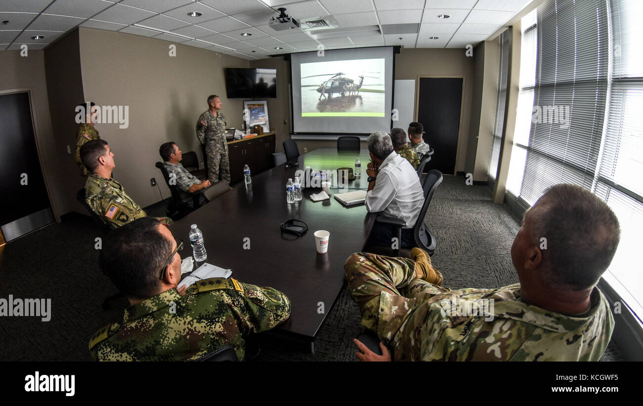 La direction de la garde nationale de Caroline du Sud et une délégation de l'armée colombienne avec l'état programme de partenariat (PSP) Visitez le scng Army Aviation Support Facility (emplacement 2) et le site de construction pour le sud-est de l'aviation de l'armée site de formation (seaats), sctac, Greenville, Caroline du Sud, le 26 juillet 2017. seaats est un programme conjoint entre l'scng et Greenville, avec l'accent sur les opérations nationales (domops)/le soutien interne aux autorités civiles (DSCA) ; à compter de 2018, seaats et Greenville tech instructeurs vous former et certifier la maintenance d'aéronefs et de servir de centre national de programme helicop Banque D'Images