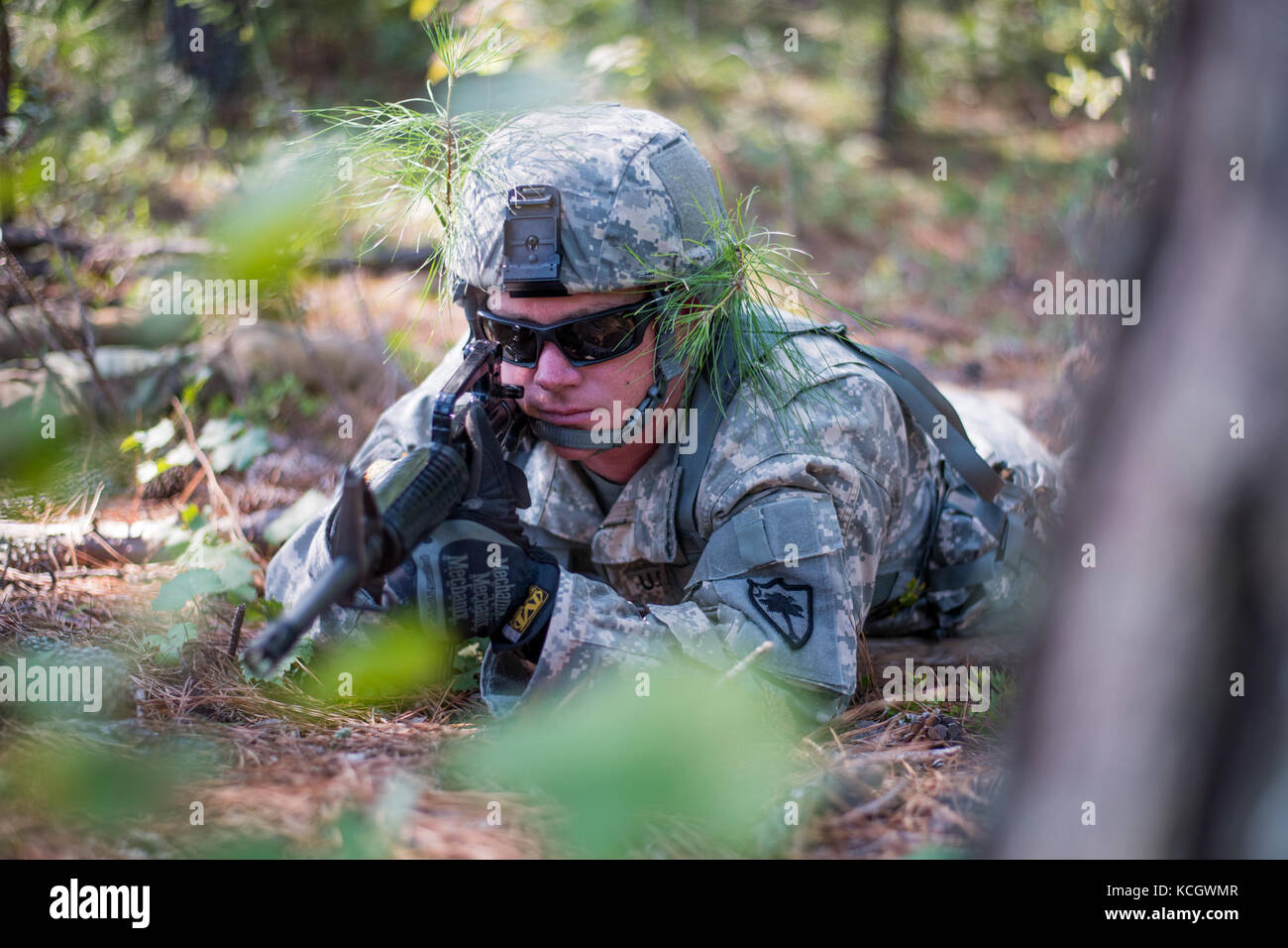 L'adjudant-chef de l'armée américaine 2 Richard Hardy de 1-151er bataillon de reconnaissance, d'attaque, L.C. (garde nationale armée, participe à la formation pré-mobilisation, aug. 6, 2017, centre de formation à mccrady eastover, L.C. (les soldats ont été formés dans des domaines tels que réagir au feu, se déplaçant comme une équipe, et précipité des positions de combat. (U.s. Army National Guard. photo par le sgt Brian Calhoun, 108e détachement des affaires publiques) Banque D'Images