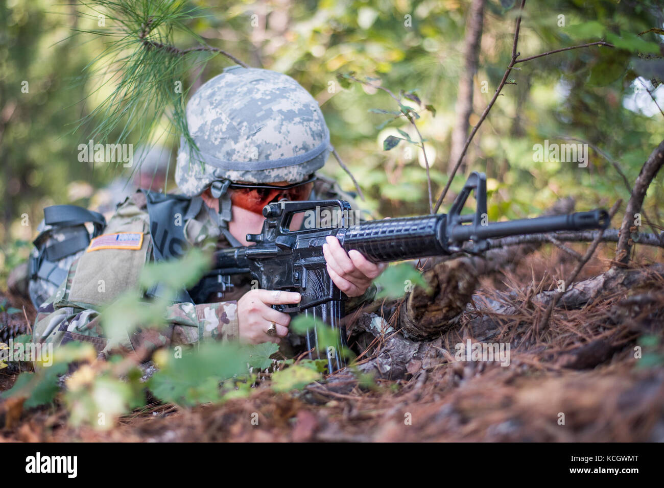 Un soldat avec l'attaque st 1-151bataillon de reconnaissance, L.C. (garde nationale de l'armée, participe à la formation pré-mobilisation, aug. 6, 2017, centre de formation à mccrady eastover, L.C. (les soldats ont été formés dans des domaines tels que réagir au feu, se déplaçant comme une équipe, et précipité des positions de combat. (U.s. Army National Guard. photo par le sgt Brian Calhoun, 108e détachement des affaires publiques) Banque D'Images