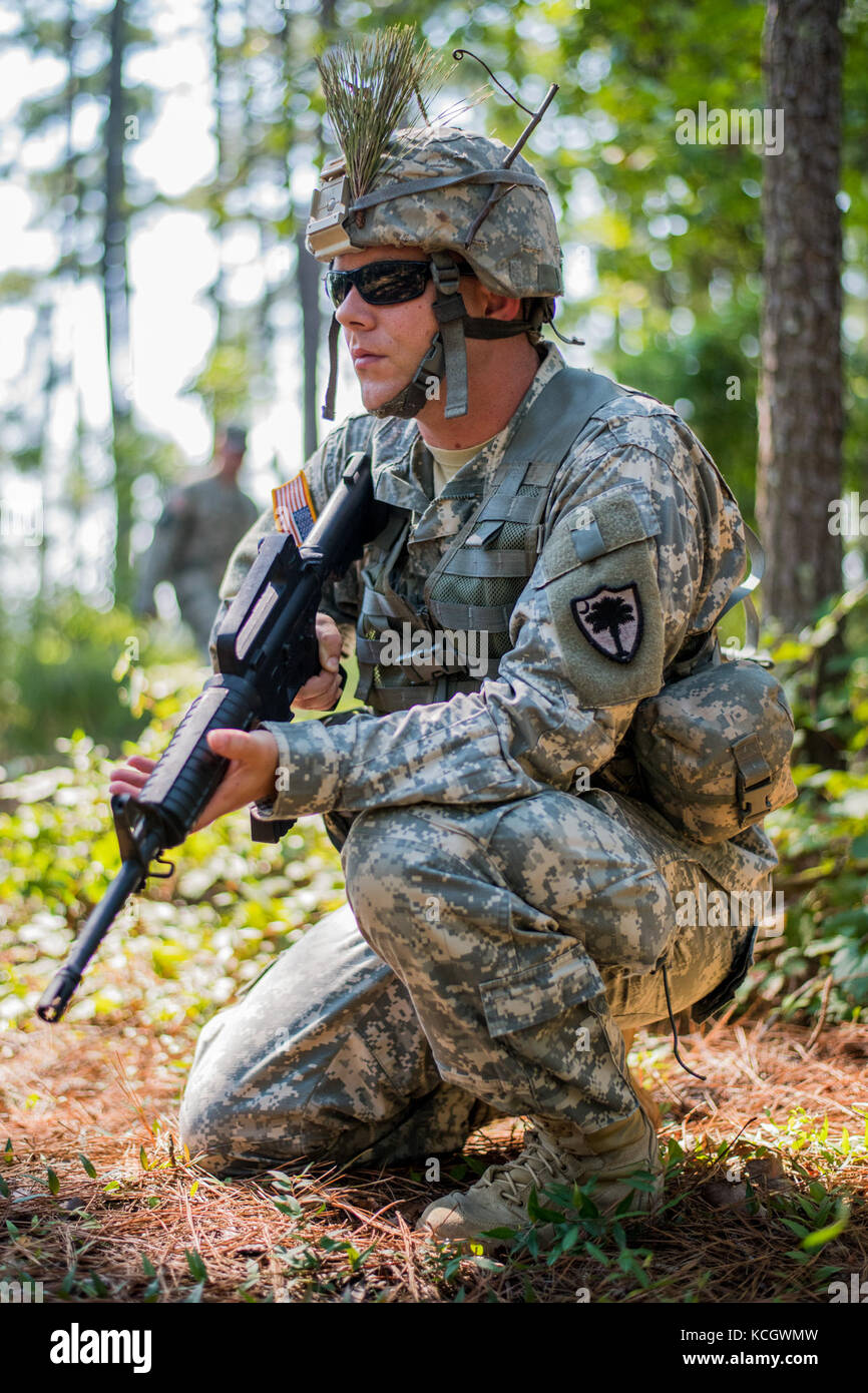 Un soldat avec l'attaque st 1-151bataillon de reconnaissance, L.C. (garde nationale de l'armée, participe à la formation pré-mobilisation, aug. 6, 2017, centre de formation à mccrady eastover, L.C. (les soldats ont été formés dans des domaines tels que réagir au feu, se déplaçant comme une équipe, et précipité des positions de combat. (U.s. Army National Guard. photo par le sgt Brian Calhoun, 108e détachement des affaires publiques) Banque D'Images