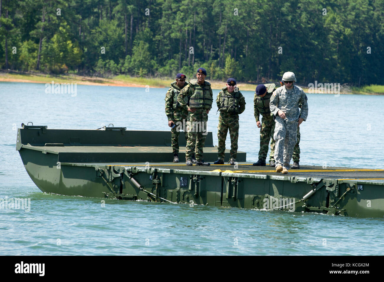 Les ingénieurs de l'armée colombienne en savoir plus sur les techniques de raccordement de soldats américains affectés à la 125e multi role Bridge Company, en Caroline du Sud, la garde nationale à Clarks Hill Training Centre, s.c., aug. 22, 2017. La visite de la Colombie fait partie de l'état programme de partenariat avec la république de Colombie sont des experts en la matière sont partagées entre les pays. (Photo de la garde nationale américaine par tech. sgt. Jorge intriago) Banque D'Images