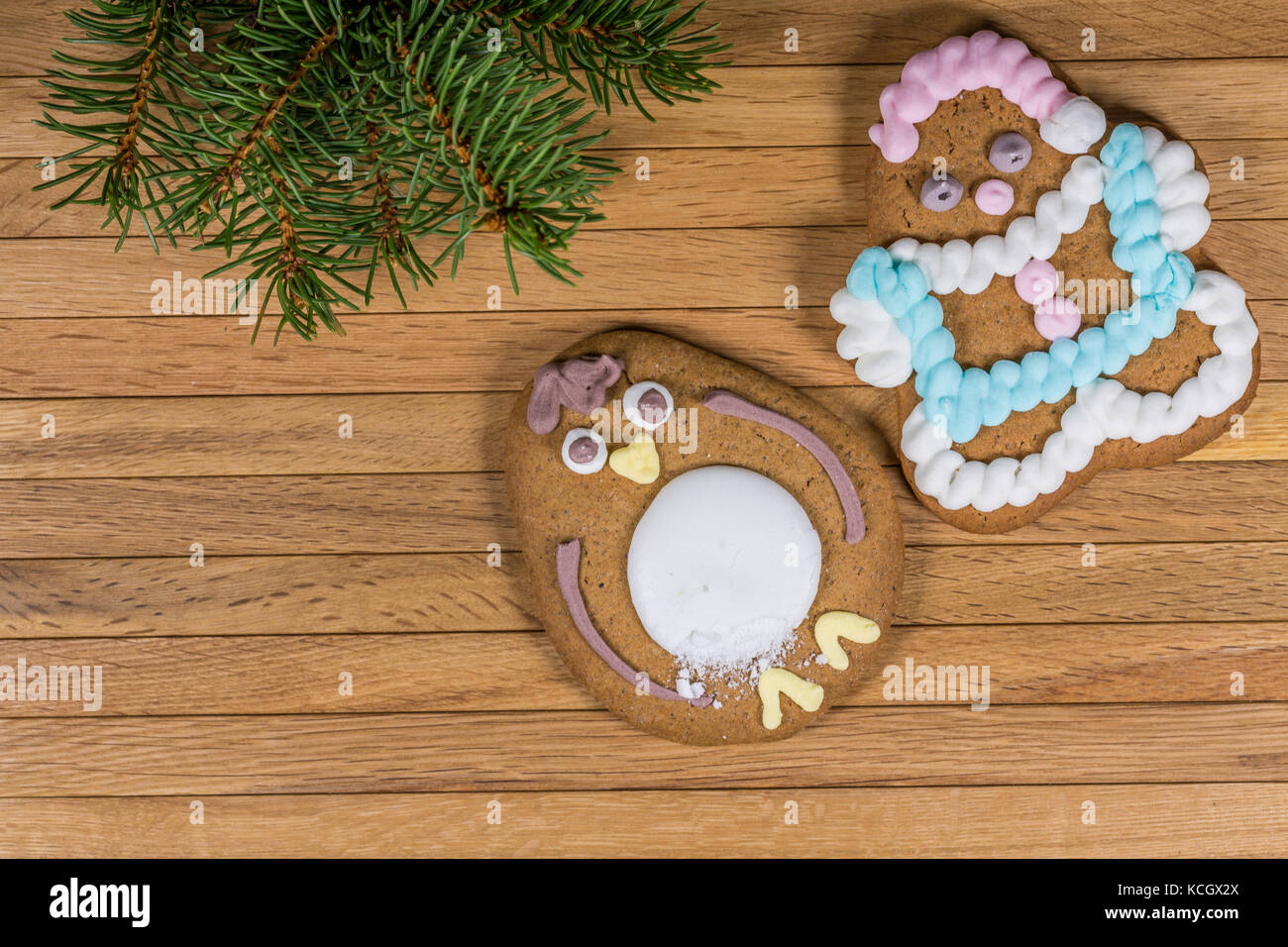 Orange butterfly et gingerbread cookies sur bois Banque D'Images