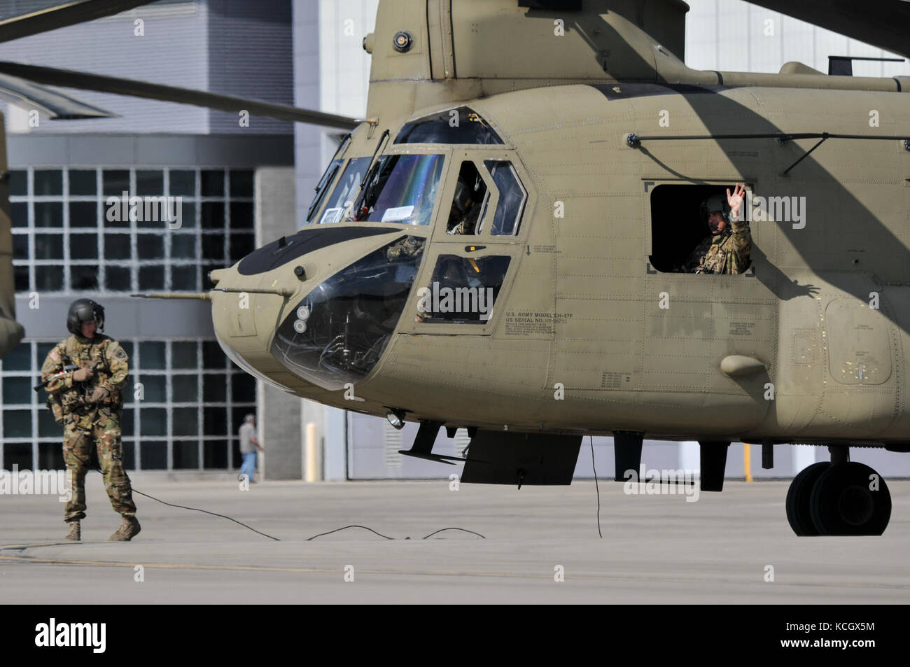 Une formation de six l.c. Army National Guard CH-47F Chinook hélicoptères de transport lourd du détachement affecté à 1, la compagnie b, 2-238ème bataillon de l'aviation d'appui général, 59e troupe aviation commande, part pour une année de déploiement en Afghanistan, scng Army Aviation Support Facility (emplacement 2), Caroline du sud de la technologie et de l'aviation centre, Greenville, s.c., le 24 août 2017. Les familles et les amis de la déploiement de soldats ont participé à l'événement. (U.s. Army National Guard photo prise par le s.. roberto di giovine) Banque D'Images