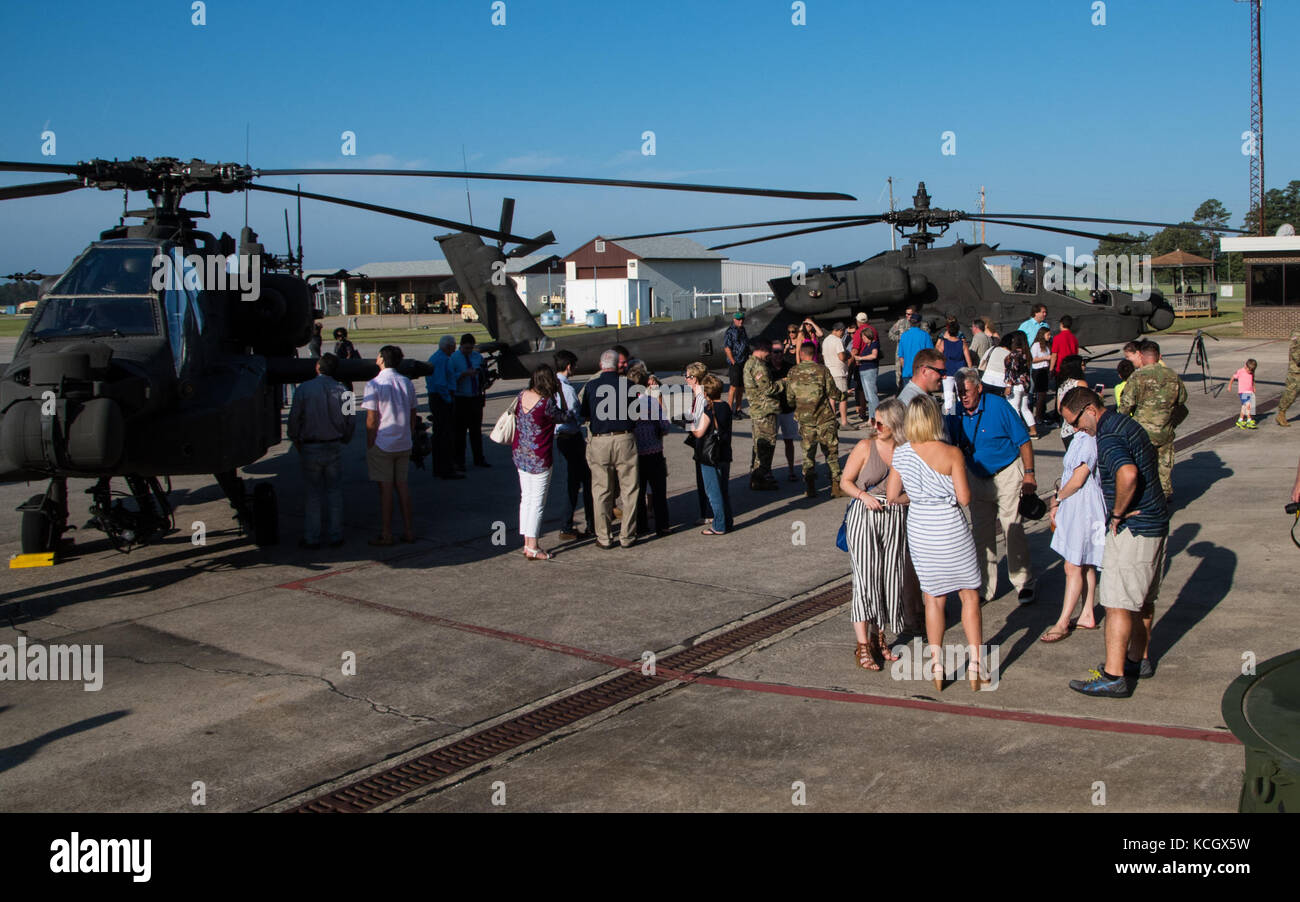 La garde nationale de Caroline du Sud a tenu une cérémonie de départ mar. 26, 2017 à mcentire joint national guard base de reconnaître les soldats de l'attaque st 1-151bataillon de reconnaissance, le déploiement de fournir des capacités de l'aviation dans le cadre de la 3e brigade d'aviation de combat en Afghanistan à l'appui de l'opération Liberté's sentinel. (U.s. Army National Guard photo prise par le sergent d'Erica Knight, 108e détachement des affaires publiques) Banque D'Images