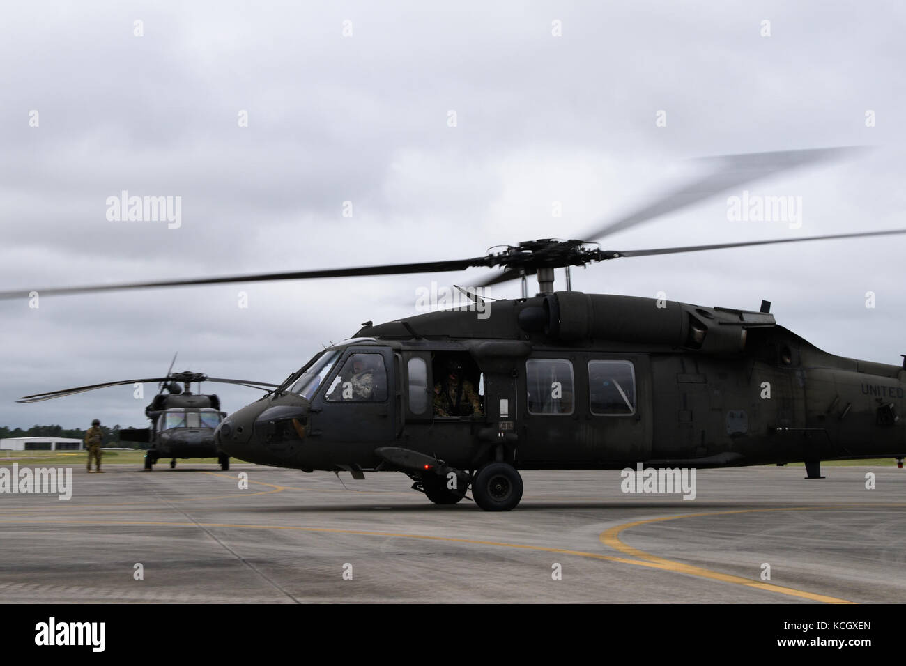 Les membres de la garde nationale de Caroline du sud de l'hélicoptère de l'équipe de sauvetage aquatique (sc-hart) s'en vont appuyer les efforts d'intervention dans l'ouragan Harvey texas de mcentire joint national guard base de eastover, Caroline du Sud, le 29 août 2017. un sc-hart équipe se compose d'un UH-60 Black Hawk hélicoptère de l'armée avec quatre soldats qui sont associé à trois des nageurs de l'équipe spéciale de l'état et fournir les capacités de sauvetage de levage au-dessus de l'eau ou en terrain montagneux. plusieurs membres et organismes à travers le pays, des réponses pour aider les citoyens touchés par la quantité de pluie sans précédent dans la Banque D'Images