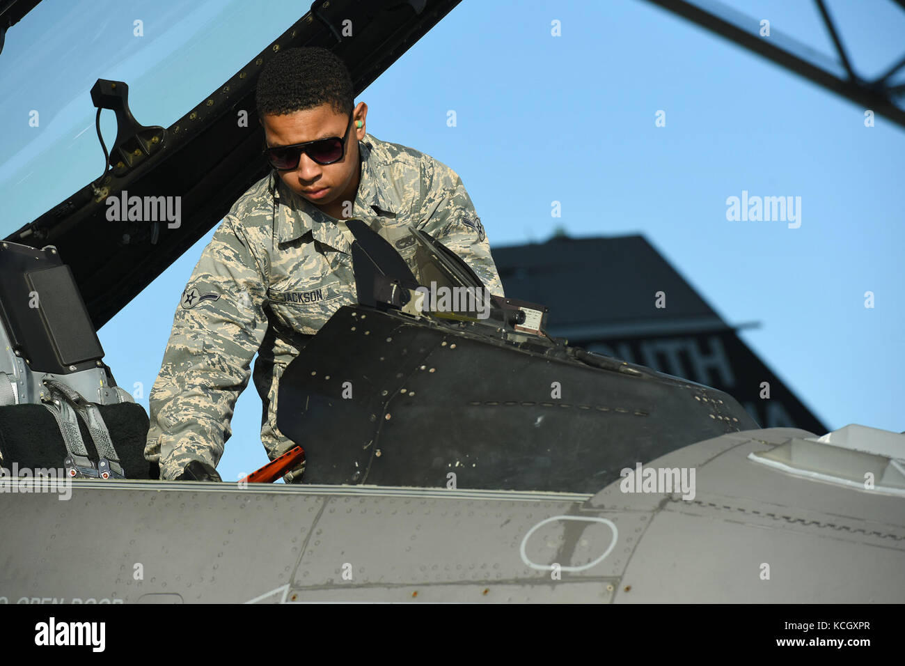 Pilote américain donovan Jackson, chef d'équipe avec la Caroline du Sud Air National Guard's 169e Escadron de maintenance des aéronefs à mcentire joint national guard base, prépare un F-16 Fighting Falcon fighter jet vous installer en prévision de l'ouragan l'incidence éventuelle d'IRMA, sept. 9, 2017. L'ouragan irma a atteint un sommet en tant qu'ouragan de catégorie 5 dans l'océan atlantique et il est prévu d'avoir une incidence sur certaines parties de l'L.C. La garde nationale américaine (photo par le sgt caycee Watson) Banque D'Images