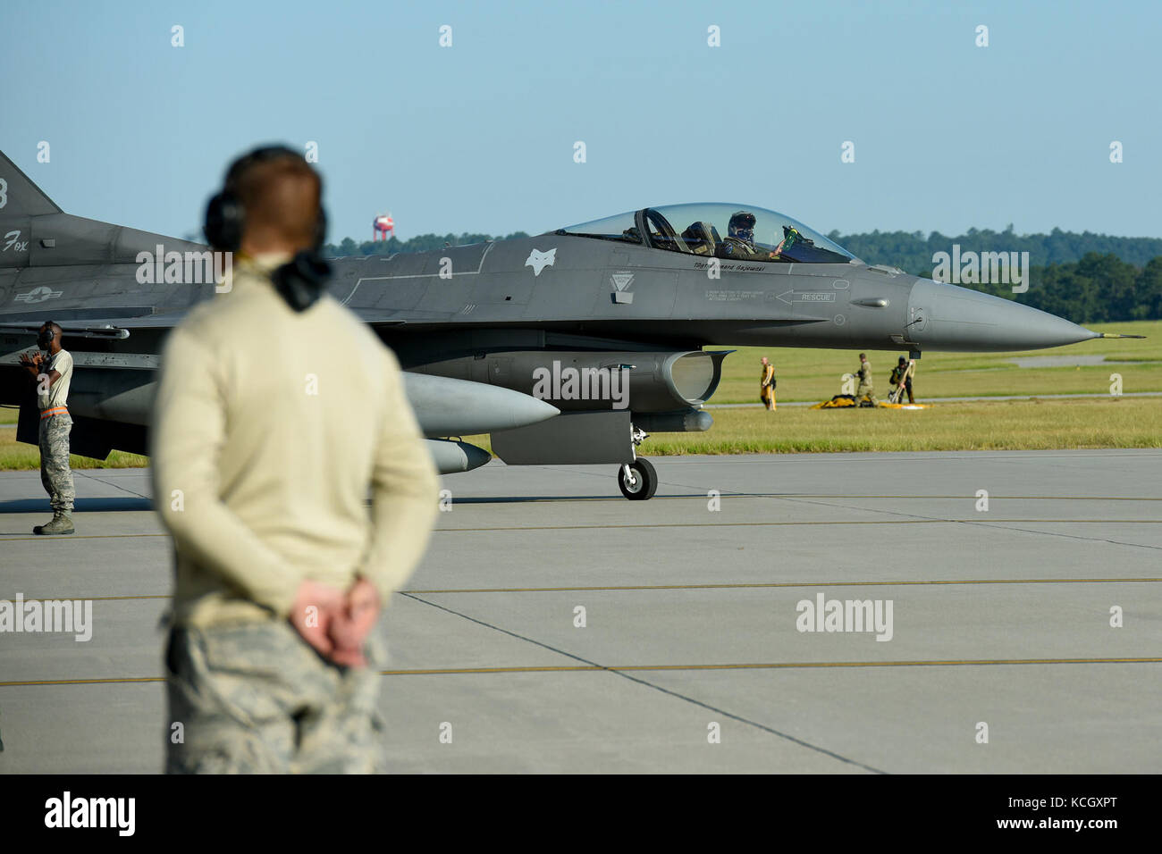 U.s. air force F-16 Fighting Falcon des avions de chasse de la Caroline du Sud Air National Guard's 169e escadre de chasse à la base de la garde nationale mixte guess, lancez vous installer en prévision de l'ouragan l'incidence éventuelle d'IRMA, sept. 9, 2017. L'ouragan irma a atteint un sommet en tant qu'ouragan de catégorie 5 dans l'océan atlantique et il est prévu d'avoir une incidence sur certaines parties de l'L.C. La garde nationale américaine (photo par le sgt caycee Watson) Banque D'Images