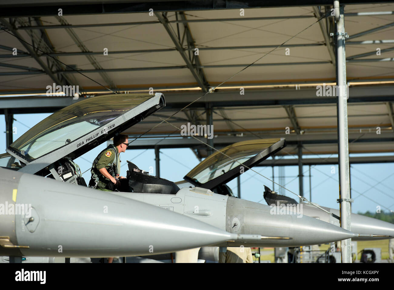 U.s. air force 1lt. Mark Pierce ii, un pilote de chasse avec le 157e escadron de chasse à la base de la garde nationale mixte guess, Caroline du Sud Air National Guard, se prépare à lancer un F-16 Fighting Falcon fighter jet vous installer en prévision de l'ouragan l'incidence éventuelle d'IRMA, sept. 9, 2017. L'ouragan irma a atteint un sommet en tant qu'ouragan de catégorie 5 dans l'océan atlantique et il est prévu d'avoir une incidence sur certaines parties de l'L.C. La garde nationale américaine (photo par le sgt caycee Watson) Banque D'Images