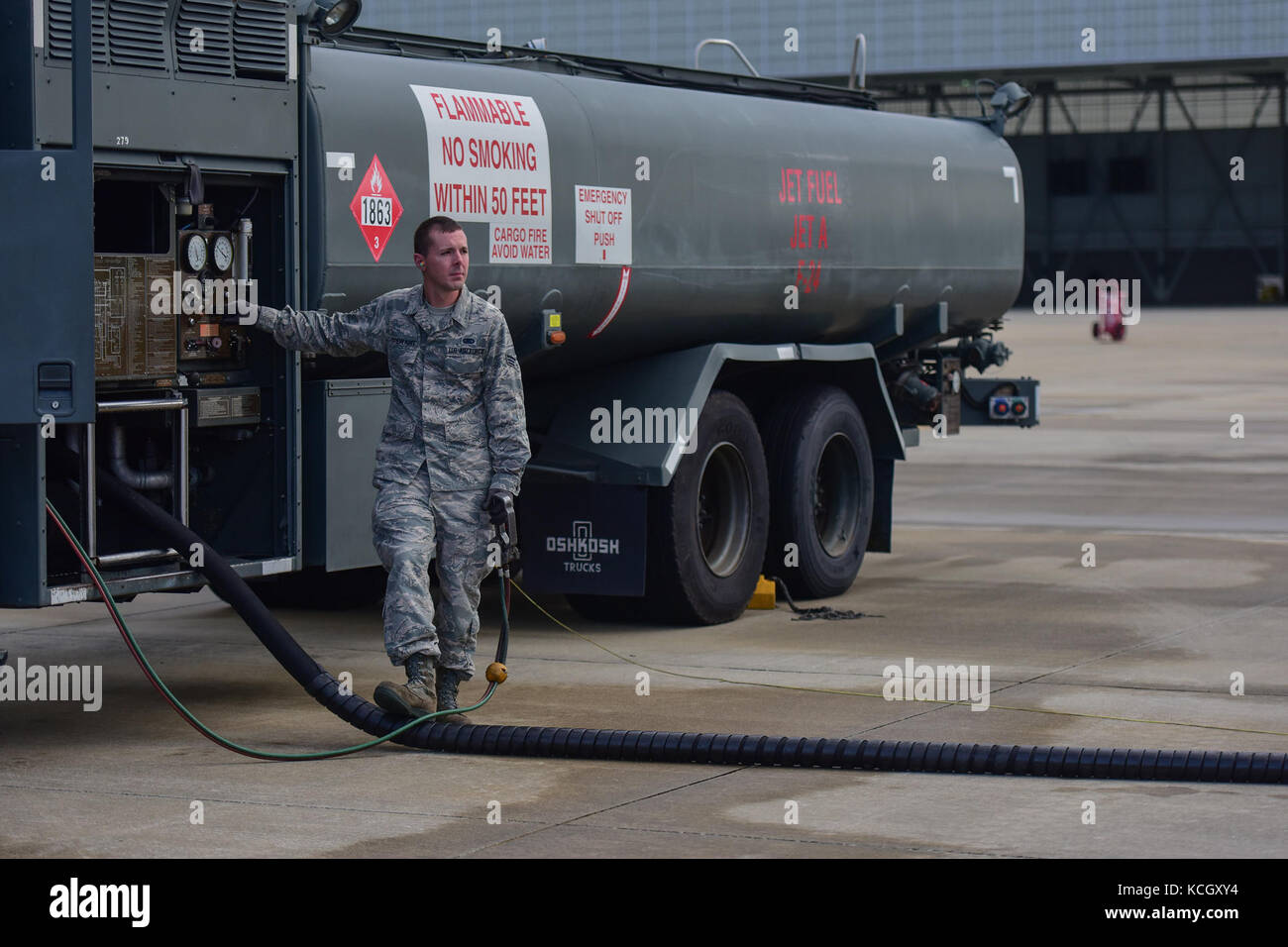 Les cadres supérieurs de l'US air force airman troy Stewart, un spécialiste des carburants affecté à la 169e escadron de préparation logistique, fossiles un Boeing CH-47F Chinook de l'avion de la garde nationale de l'Ohio 3-238ème bataillon de soutien de l'aviation générale sur la piste à la base de la garde nationale mixte guess, s.c., avant qu'il continue à la Naval Air Station à Cecil Field à Jacksonville, en Floride dans le cadre d'une réponse à l'ouragan l'IRMA, sept. 12, 2017. mcentire jngb a servi de point de transition pour l'unité pour faire le plein avant de partir sur de la floride. Les deux avions a récemment répondu à l'inondation et les dommages causés au Texas par hu Banque D'Images