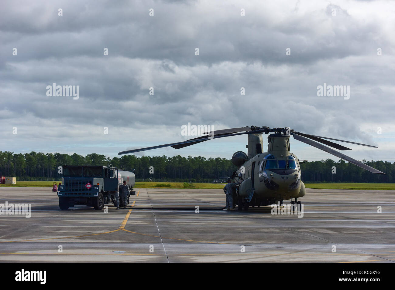 L'US air force un camion affecté à la 169e escadre de chasse fossiles un Boeing CH-47F Chinook aéronefs affectés à la garde nationale de l'Ohio 3-238ème bataillon de soutien de l'aviation générale à la base de la garde nationale mixte guess, s.c., avant leur départ à la Naval Air Station cecil field à Jacksonville, en Floride dans le cadre d'une réponse à l'ouragan l'IRMA, sept. 12, 2017. mcentire jngb a servi de point de transition pour l'unité pour faire le plein avant de partir sur de la floride. Les deux avions a récemment répondu à l'inondation et les dommages causés par l'ouragan du texas harvey en déplaçant des fournitures et du personnel. L'ouragan i Banque D'Images