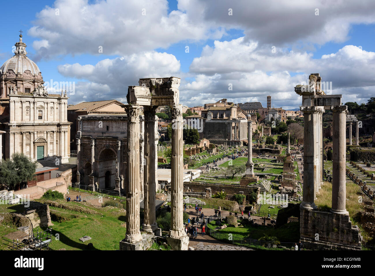 Rome. L'Italie. Vue sur le Forum Romain du Tabularium, Musées du Capitole. L-R, de l'église Santi Luca e Martina, l'Arc de Septime Sévère, le Temple o Banque D'Images