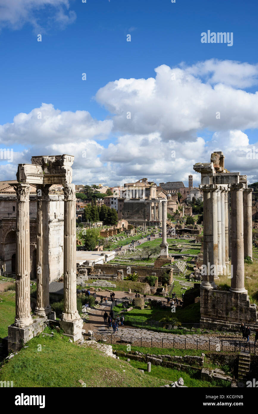 Rome. L'Italie. Vue sur le Forum Romain du Tabularium, Musées du Capitole. Temple de Vespasien (premier plan, à gauche) et Temple de Saturne (à droite). Banque D'Images