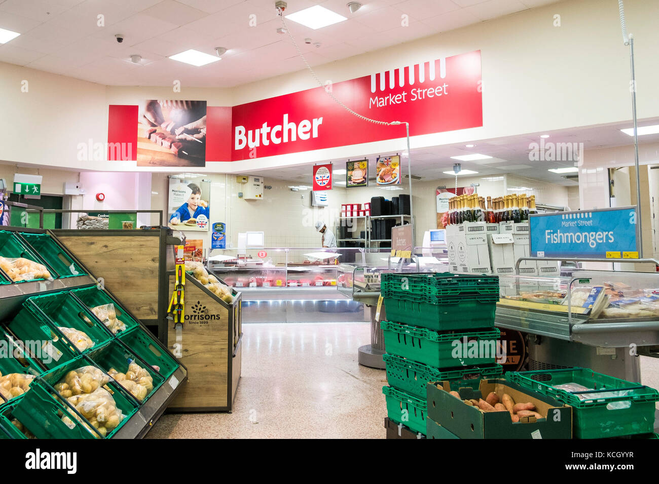 Shopping dans un supermarché - boucher dans un supermarché Morrisons. Banque D'Images