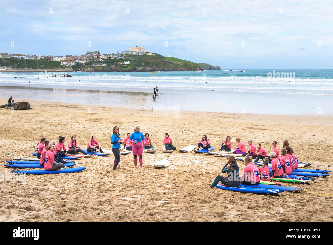 Les débutants pour assister à une leçon de surf - Surf Betty's Festival un festival tenu à Newquay de contribuer à l'autonomisation des femmes par le surf et la remise en forme. Cornwall. Banque D'Images