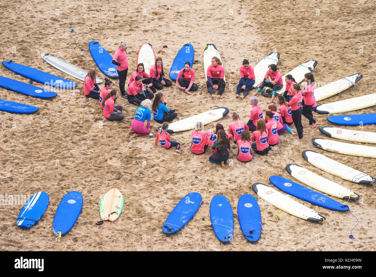 Les débutants pour assister à une leçon de surf - Surf Betty's Festival un festival tenu à Newquay de contribuer à l'autonomisation des femmes par le surf et la remise en forme. Cornwall. Banque D'Images