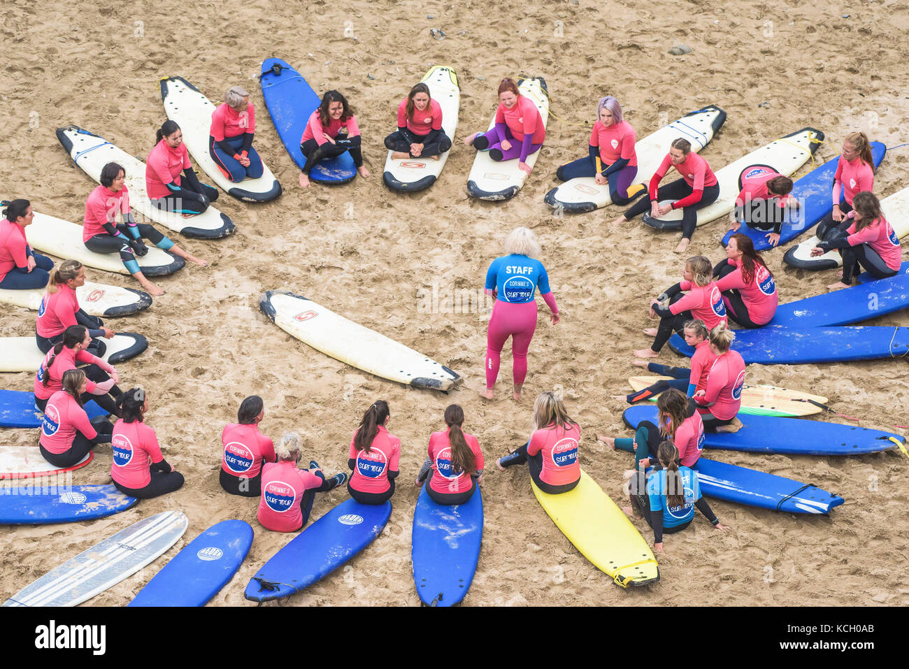 Les débutants pour assister à une leçon de surf - Surf Betty's Festival un festival tenu à Newquay de contribuer à l'autonomisation des femmes par le surf et la remise en forme. Cornwall. Banque D'Images