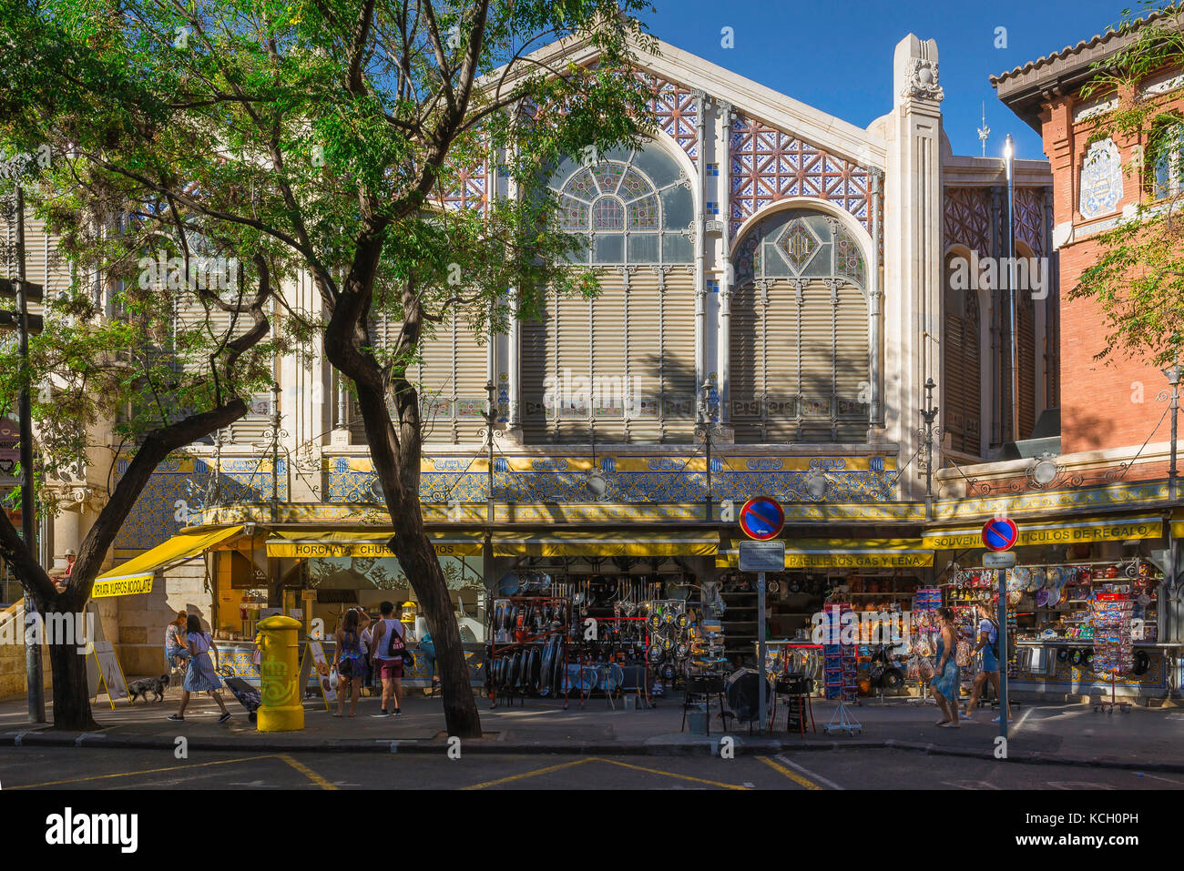 Espagne Valence marché, vue sur le côté est de la construction du Marché Central dans la Plaza del Mercado de la vieille ville de Valence, en Espagne. Banque D'Images