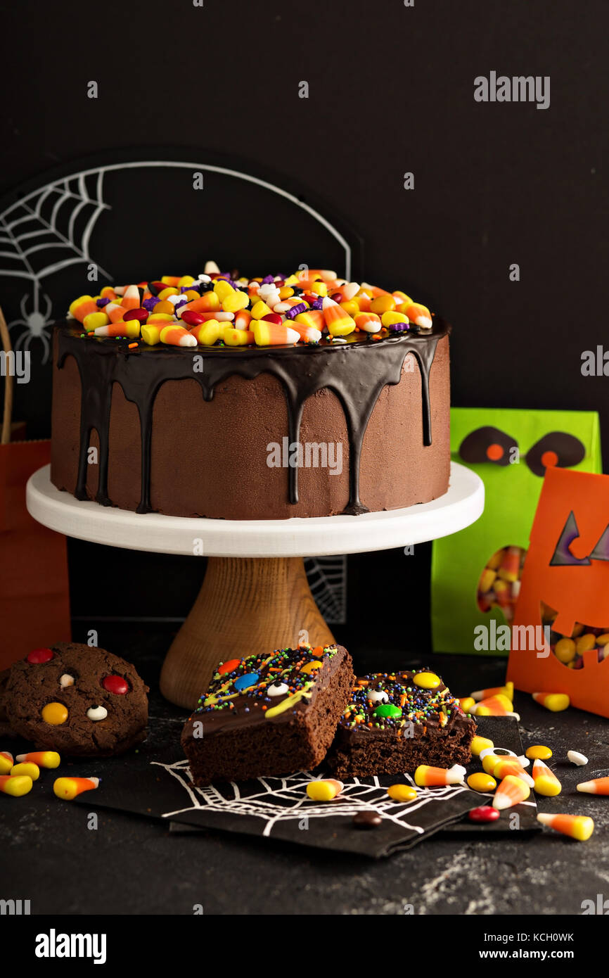 Halloween Gateau Au Chocolat Avec Des Bonbons Sur Le Dessus Photo Stock Alamy Halloween Gateau Au Chocolat Avec Des Bonbons Sur Le Dessus Photo Stock Alamy