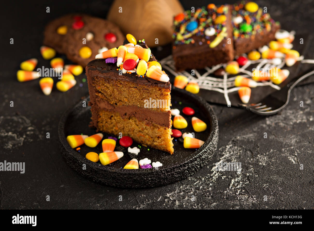Halloween Gateau Au Chocolat Avec Des Bonbons Sur Le Dessus Photo Stock Alamy Halloween Gateau Au Chocolat Avec Des Bonbons Sur Le Dessus Photo Stock Alamy
