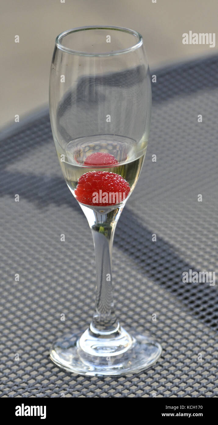 Fraise dans un verre de vin blanc Banque D'Images