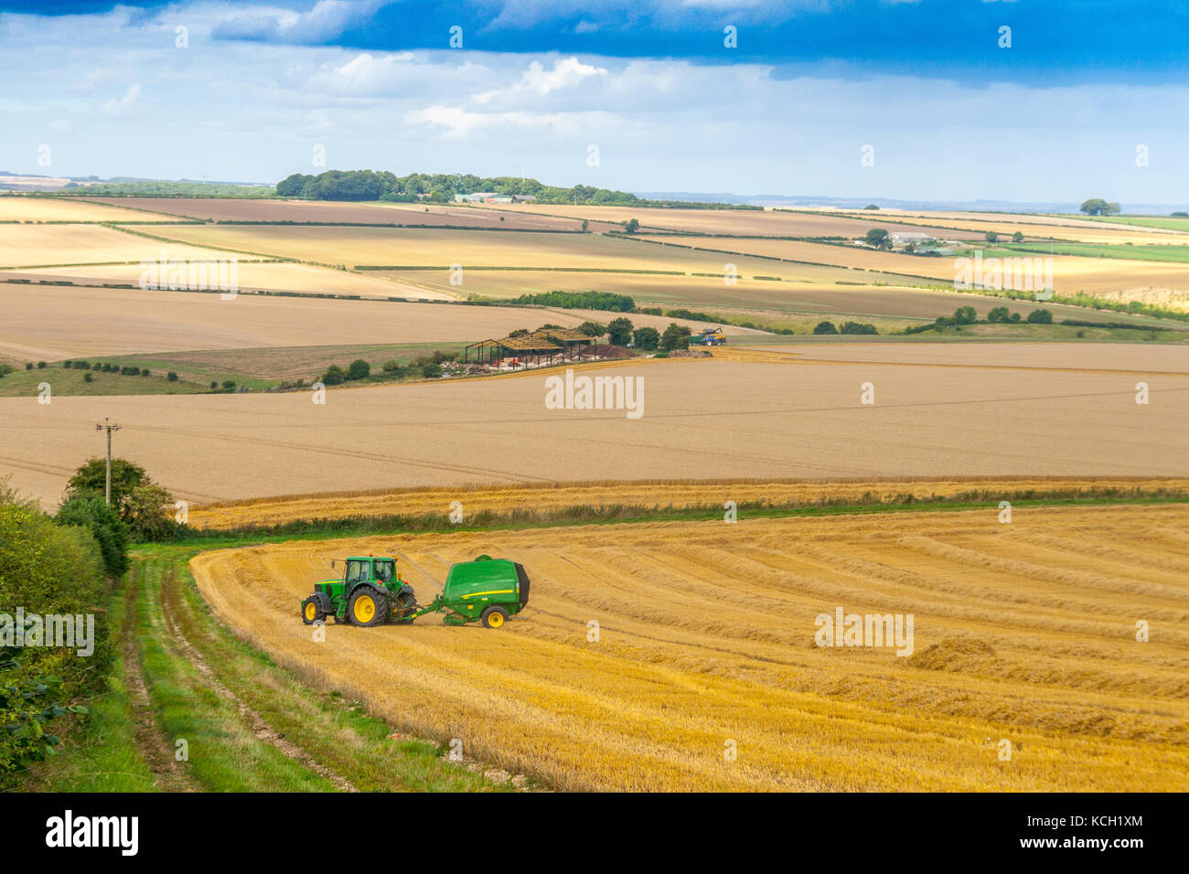 Tracteur John Deere Ramasseuse-presse et sur Yorkshire Wolds Banque D'Images
