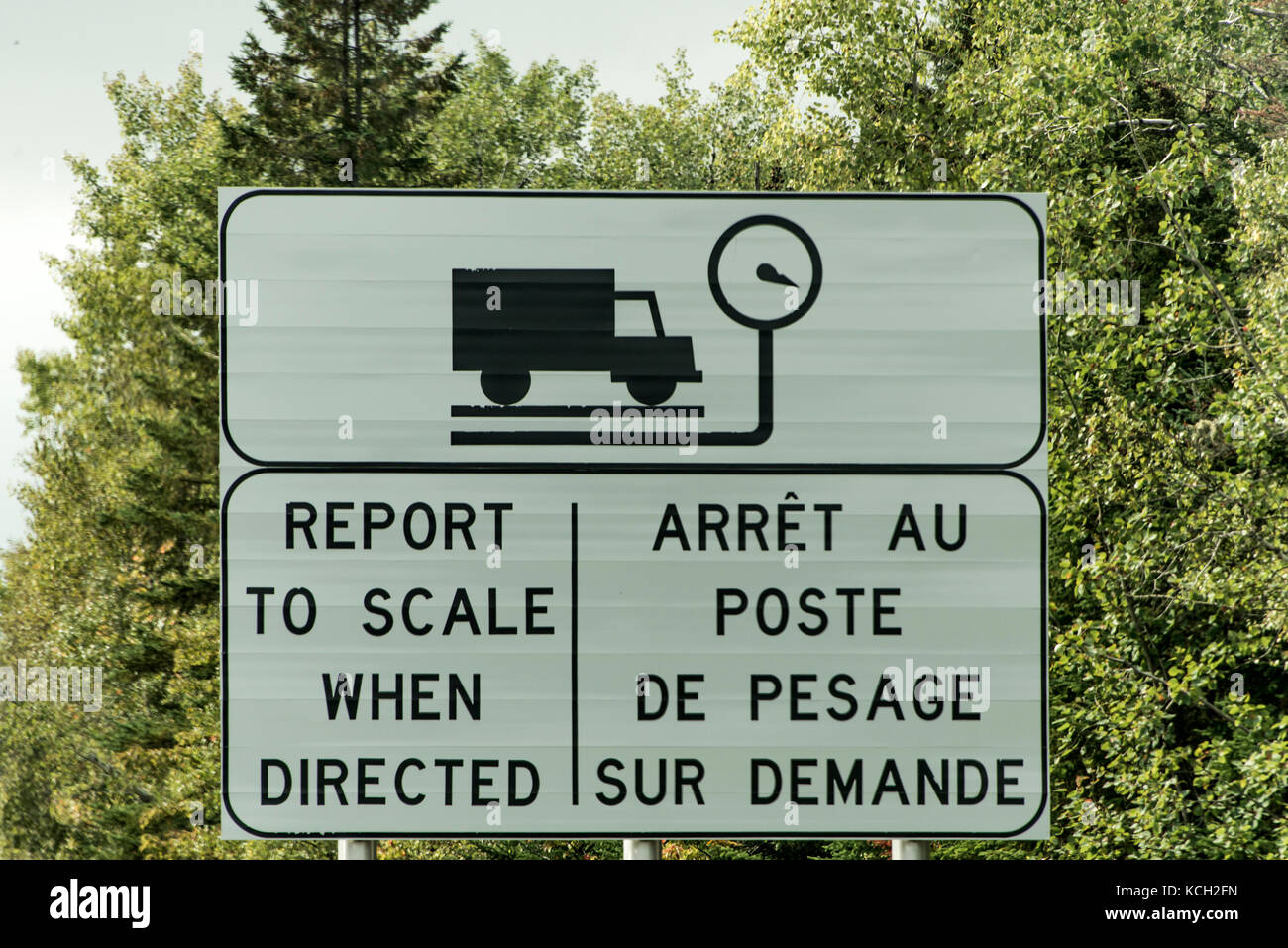 Signer pour le camionnage station de pesage poids rapport d'échelle sur l'autoroute au Québec canada Banque D'Images