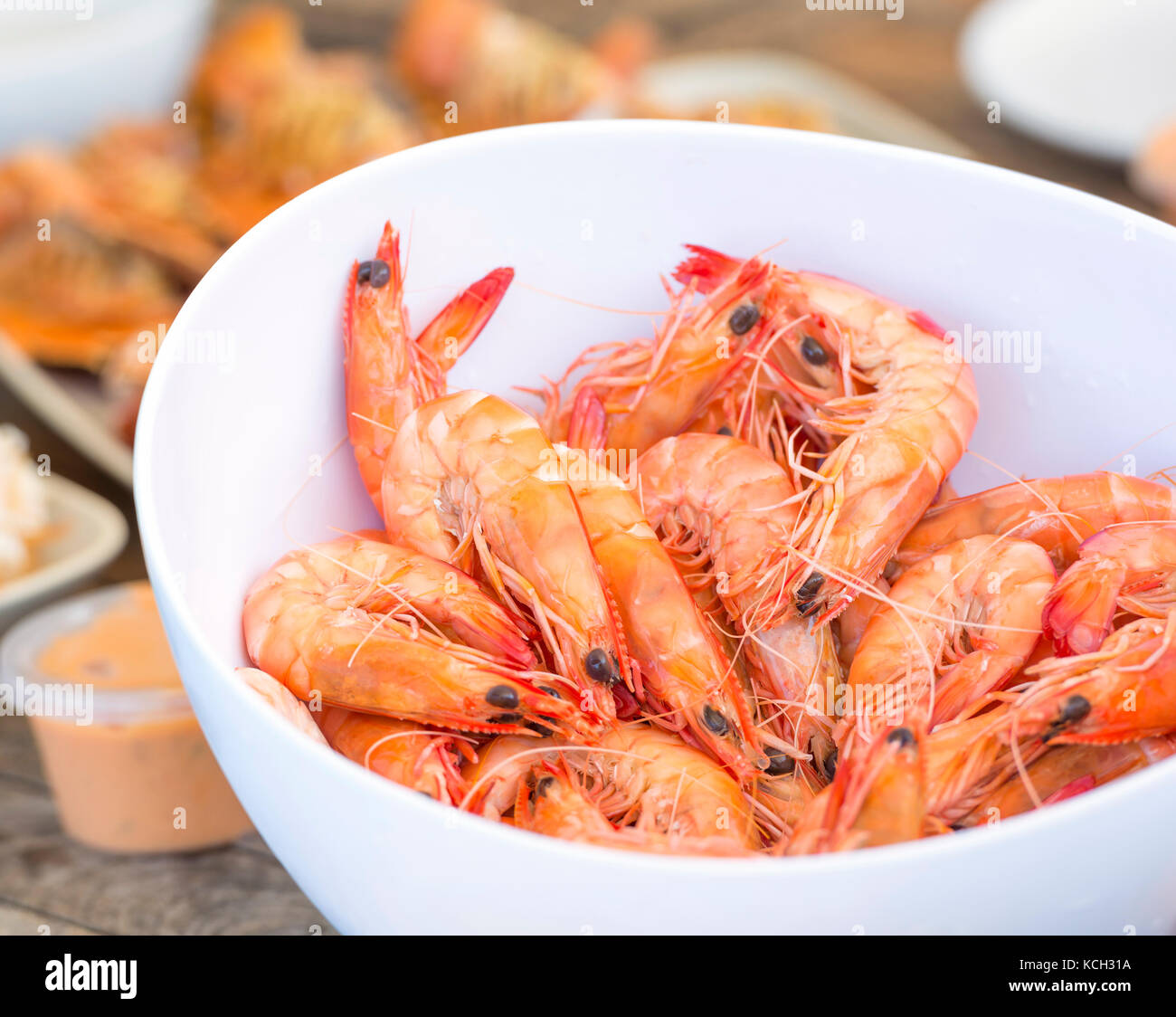 Bol de grandes crevettes fraîches avec d'autres fruits de mer Banque D'Images