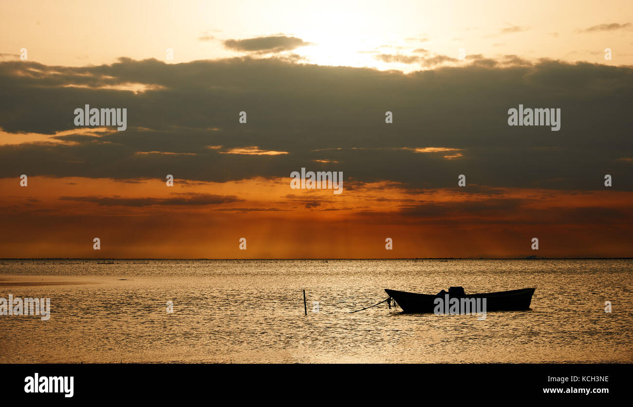 Bellissimo paesaggio marino con una barca ancorata, fotografato all'alba en camargue Banque D'Images