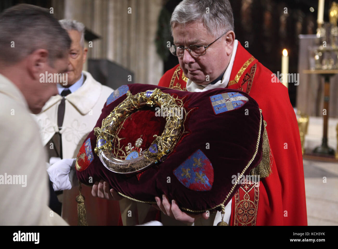 La vénération de la Sainte Couronne d'épines à la cathédrale Notre-Dame (Notre-Dame de Paris) à Paris, France. Les gens prient en face de la Sainte Couronne d'Épines tenir par les Chevaliers du Saint Sépulcre. La couronne est présenté pour la vénération des fidèles dans la cathédrale le premier vendredi de chaque mois ainsi que pendant le Carême le vendredi et le Vendredi saint. Banque D'Images