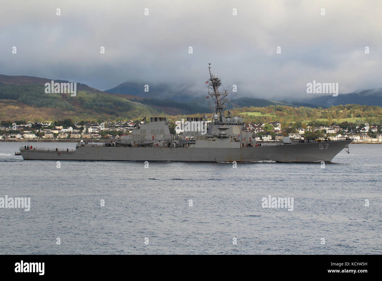 USS Mitscher (DDG-57), un destroyer de missile guidé de classe Arleigh Burke de la Marine américaine, passant Gourock à son arrivée pour l'exercice joint Warrior 17-2. Banque D'Images