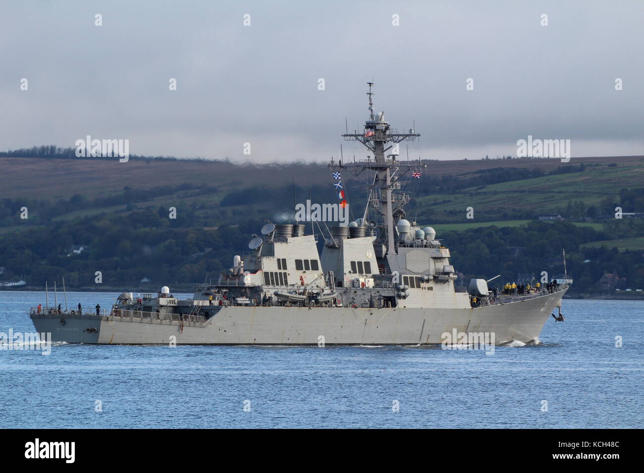 USS Mitscher (DDG-57), un destroyer de missile guidé de classe Arleigh Burke de la Marine américaine, passant Gourock à son arrivée pour l'exercice joint Warrior 17-2. Banque D'Images