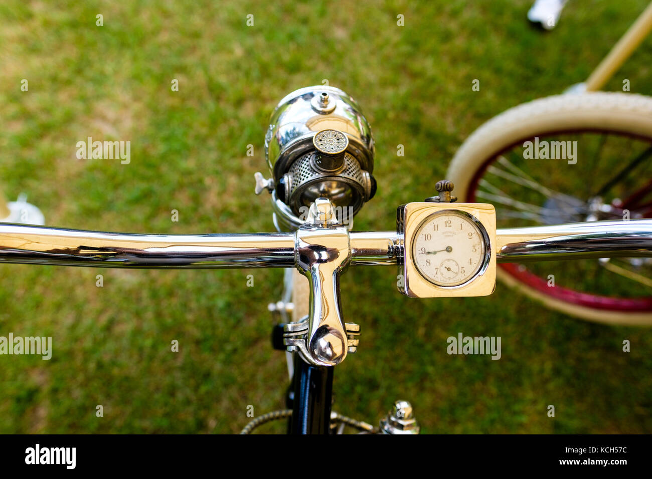 1902 Lamson horloge à vélo à moteur et feu de flamme brûlant, construit par Ernest Florian Lamson, à Fleetwood Country Cruize-In 2017, London (Ontario). Banque D'Images