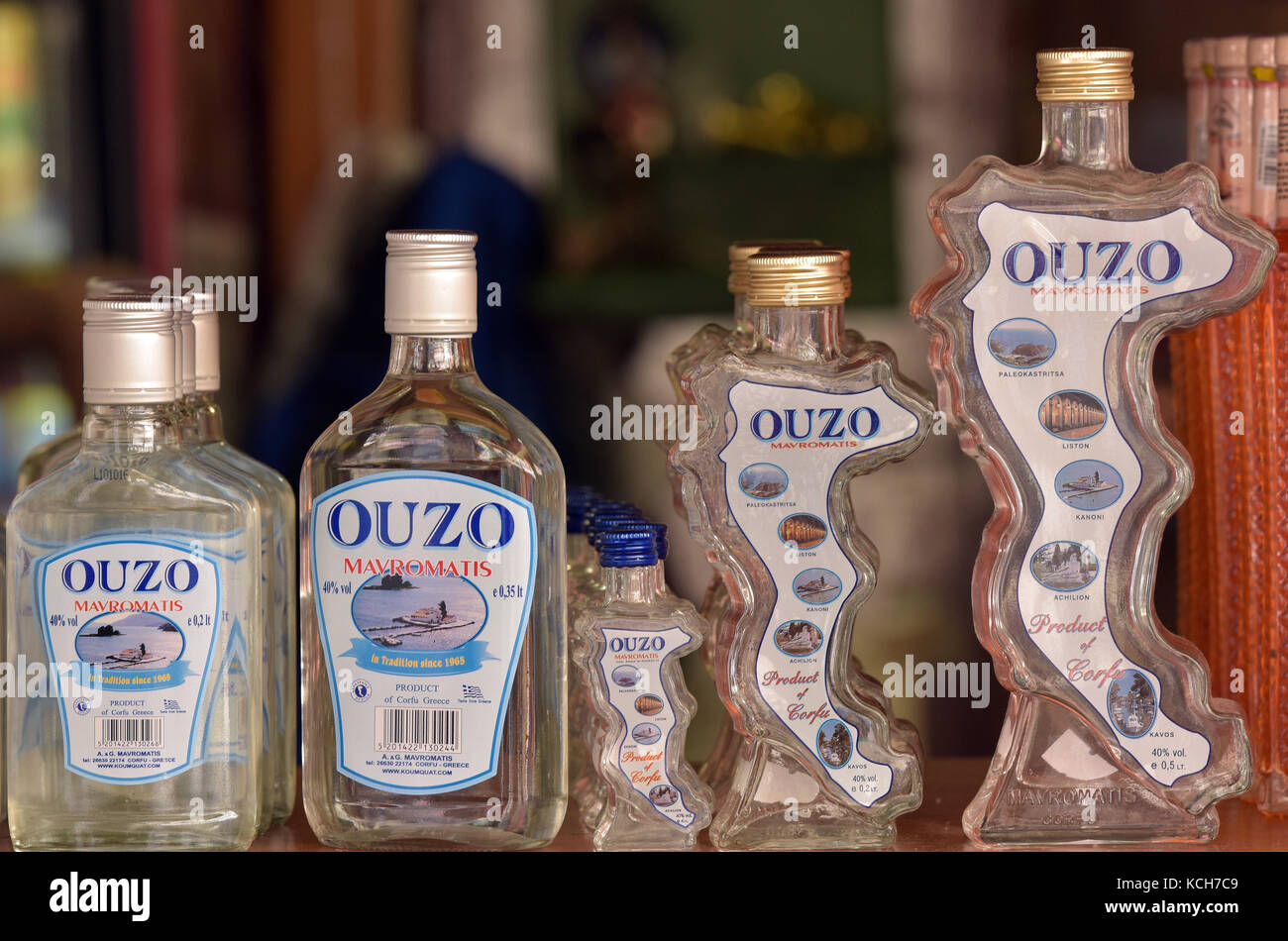 L'ouzo de bouteilles dans un magasin à corcyre, Corfou, Grèce pour la vente aux touristes et la forme de l'île de Corfou. Banque D'Images