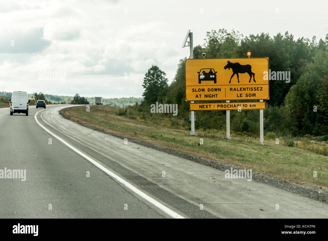 Inscrivez-vous sur le trafic de diamants jaune attention avertissement moose crossing, posté à côté de la route transcanadienne au Québec Banque D'Images