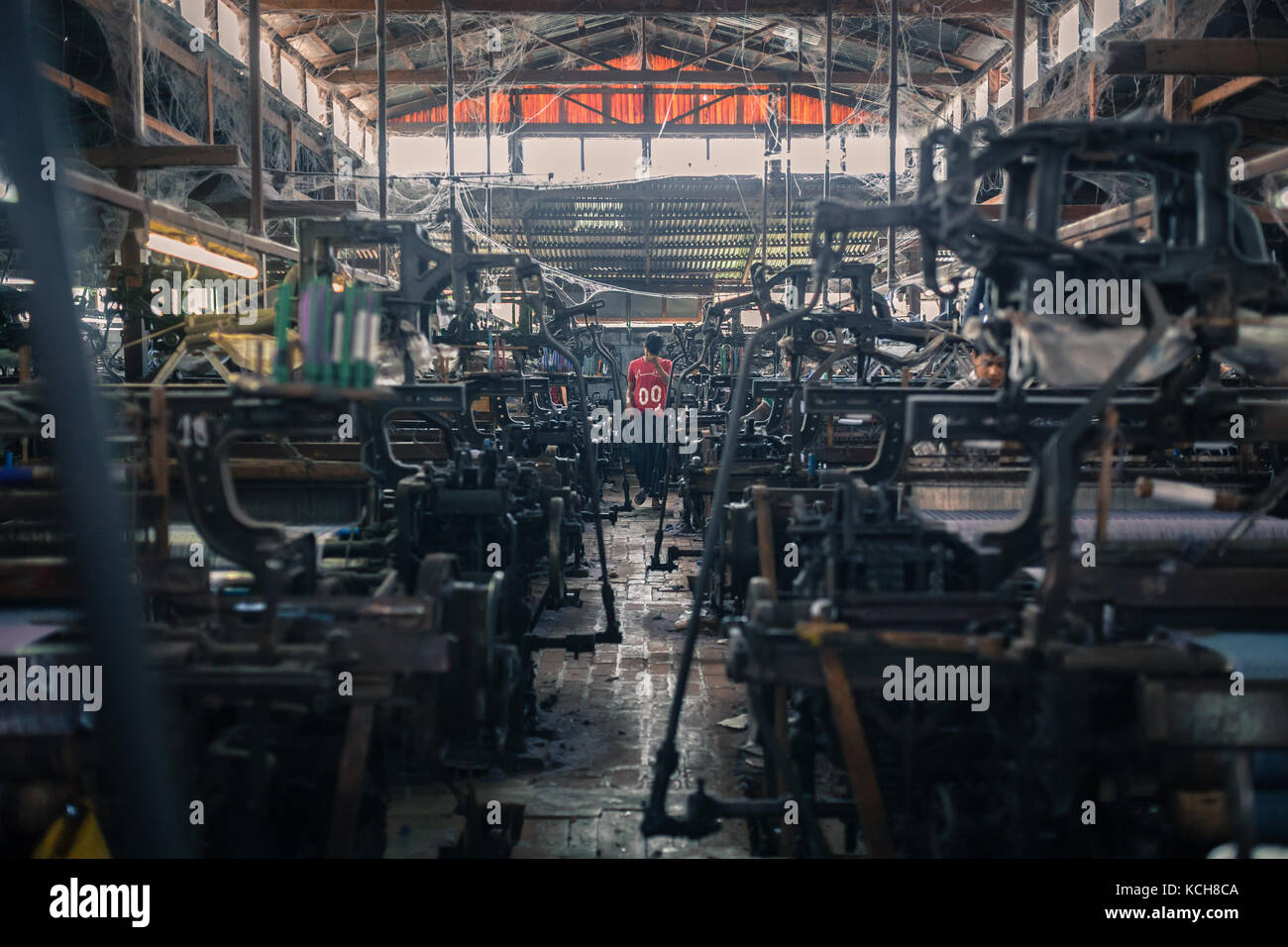 MANDALAY, MYANMAR - le 11 JANVIER 2016 : homme non identifié dans une petite usine de soie à la périphérie de Mandalay, au Myanmar, le 11 janvier 2016 Banque D'Images