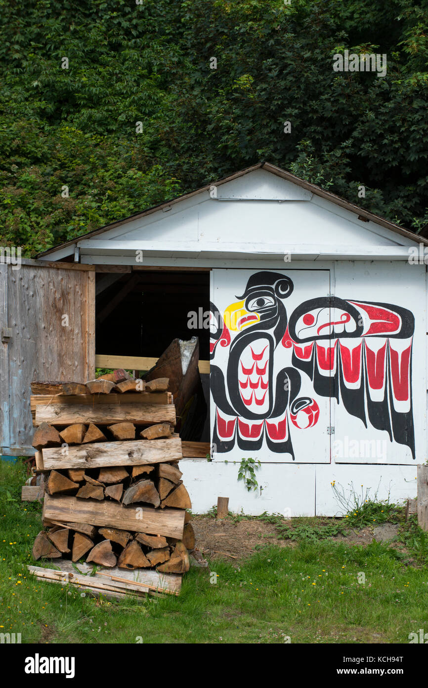 Canoë autochtone en shed, Alert Bay, l'île Cormorant, île de Vancouver, Colombie-Britannique, Canada Banque D'Images