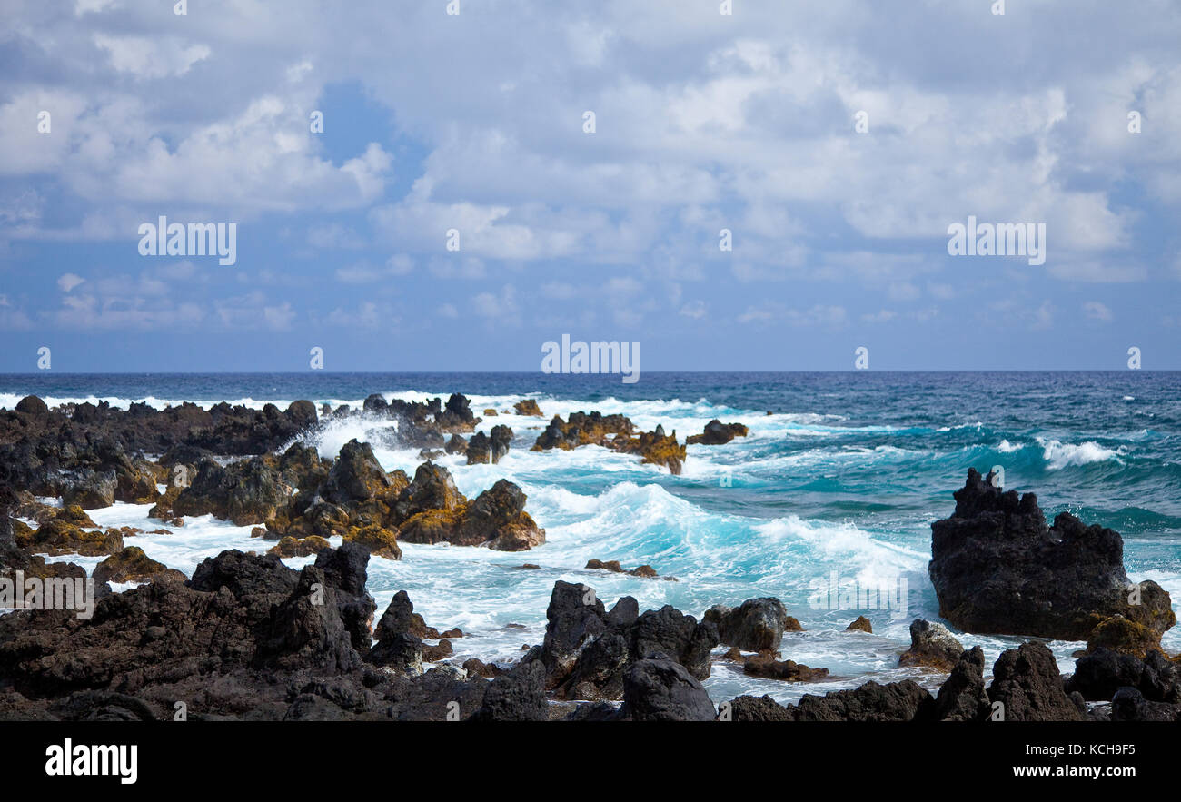 Les vagues et les roches de lave, Maui, Hawaii Banque D'Images