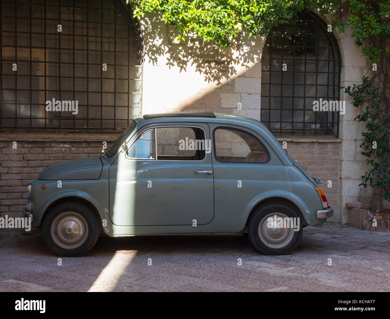 Maintenez une Fiat 500. Couleur bleu clair Banque D'Images