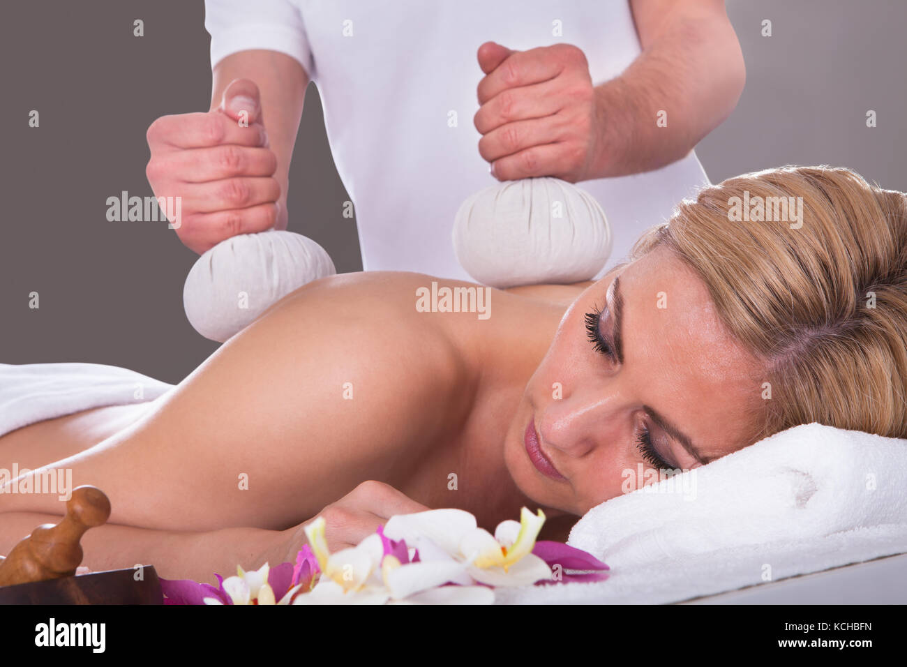 Belle Jeune femme Obtenir la thérapie de fines herbes à Spa Salon Banque D'Images