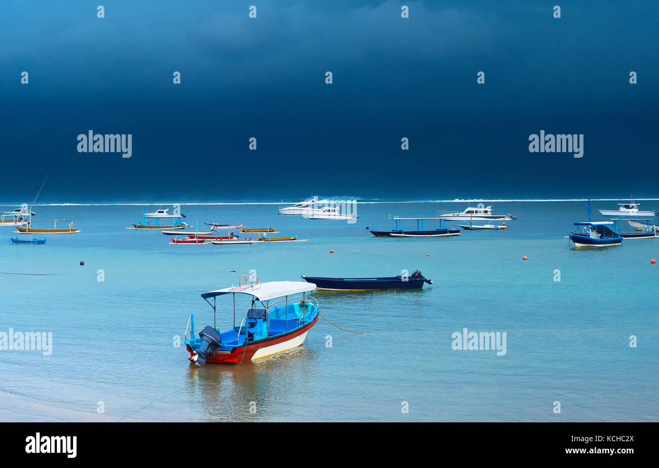 Fisherman bateaux dans l'océan. L'île de Bali, Indonésie Banque D'Images